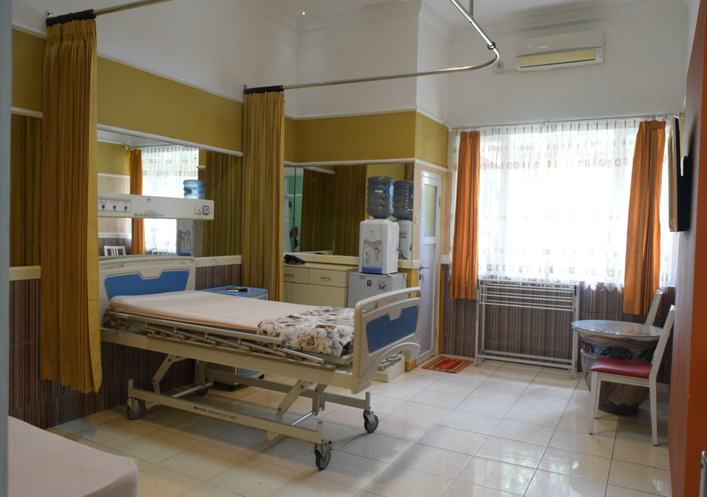 <p>Dalam meningkatkan kualitas kenyamanan pasien dan keluarga.<br />
Kini rumah Sakit Islam Lumajang meghadirkan fasilitas pelayanan kesehatan baru berupa :<br />
Kamar VVIP I ,dilengkapi fasilitas :</p>

<p><strong>1. satu bed pasien</strong></p>

<p><strong>2. Satu bed penunggu</strong></p>

<p><strong>3. AC</strong></p>

<p><strong>4. TV 32 "</strong></p>

<p><strong>5. Lemari Es Mini</strong></p>

<p><strong>6. Dispenser</strong></p>

<p><strong>7. Water Hitter</strong></p>

<p><strong>8. Meja dan kursi tamu</strong></p>

<p><strong>9. Nakas</strong></p>

<p><strong>10. Layanan koran setiap pagi</strong></p>

<p><strong>11. Telepon</strong></p>

<p>Fasilitas ini mengutamakan privasi yang diharapkan untuk mendukung proses pemulihan kesehatan pasien.</p>

<p>Nikmati kemudahan untuk proses rawat inap di Rumah Sakit Islam Lumajang dengan cara :<br />
telepon : 0334 (887999) atau Whatsapp 082-112-109-887 Humas RSIL</p>
